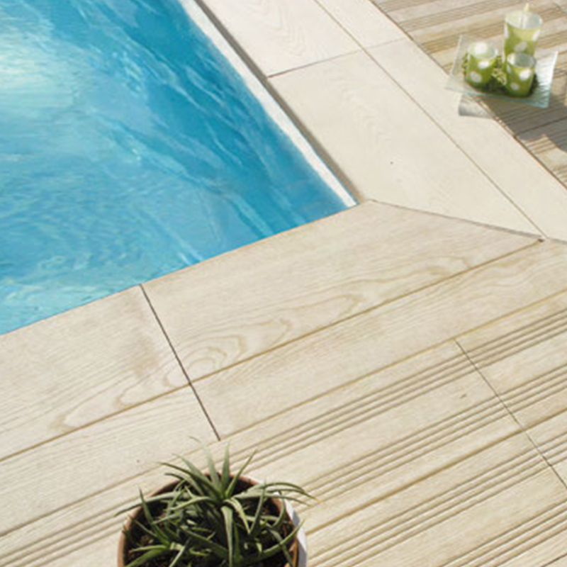 bordo piscina finto legno gironda dettaglio venature elegante esterno giardino