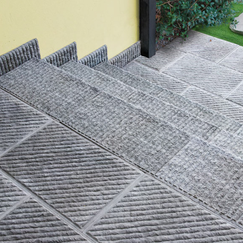 zoccolino toscano asor grigio carsico ambientato posato scala ingresso passaggio